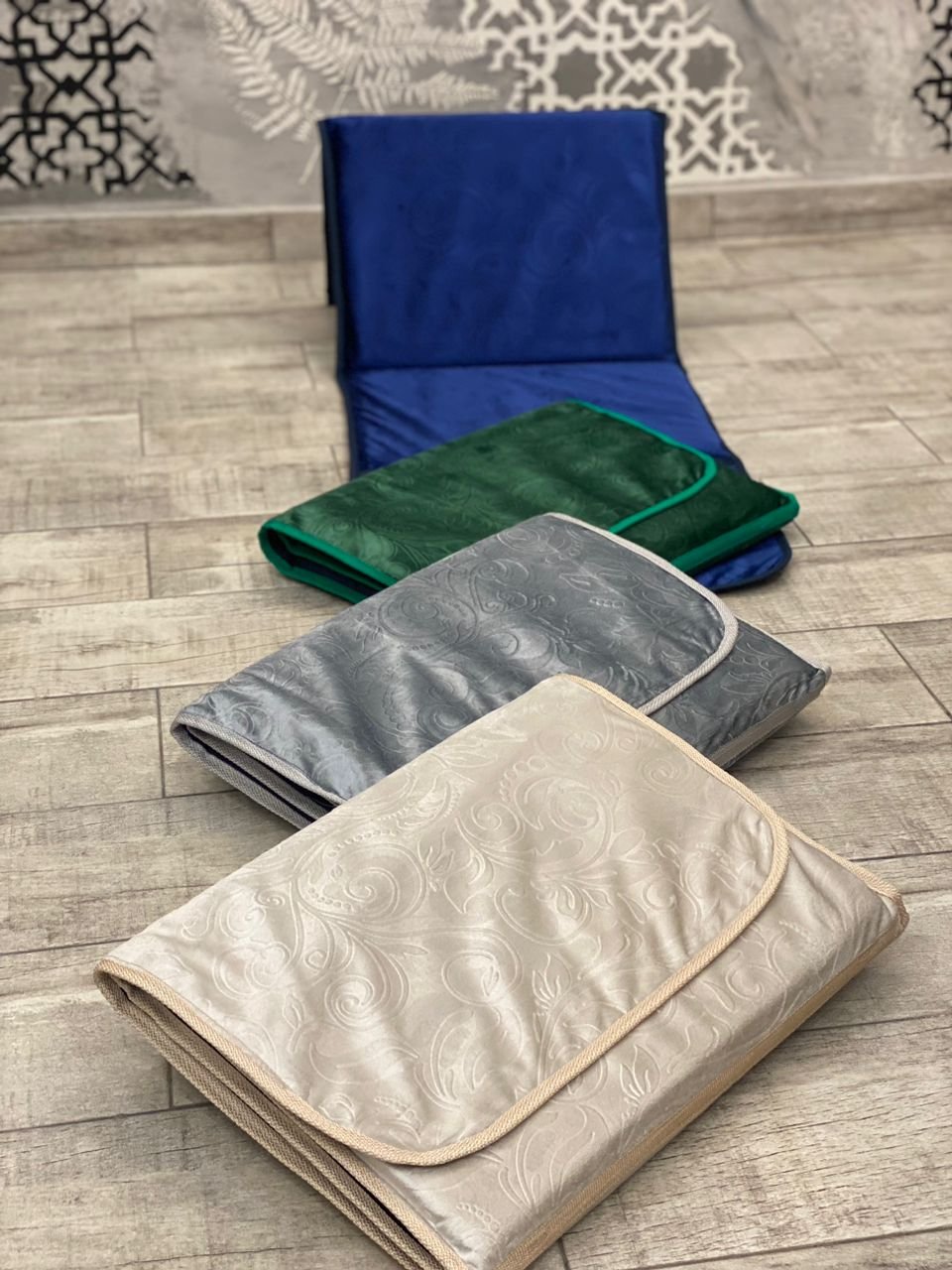 مسند الظهر و سجادة صلاة في ان واحد